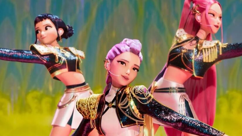 Por trás dos palcos e coreografias impecáveis, Rumi, Zoe e Mira vivem uma vida secreta como caçadoras de demônios na animação Guerreiras do K-pop. Reprodução/Netflix