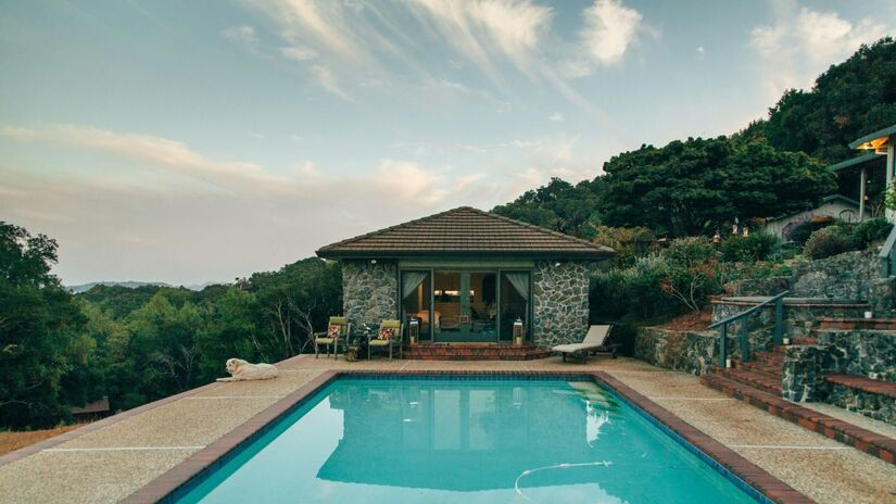 Ao primeiro sinal de raios ou trovões, a recomendação é sair imediatamente da piscina, já que descargas elétricas podem atingir a água mesmo à distância. Unsplash/Jesse Gardner