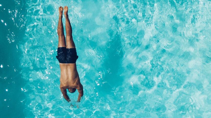 A água da piscina é altamente condutiva devido aos produtos químicos dissolvidos. Falhas elétricas podem energizar toda a água e colocar vidas em risco. Unsplash/Emilio Garcia