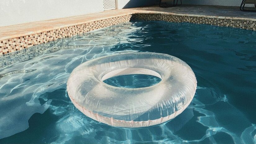 A água da piscina contém íons de produtos químicos como cloro e sais, o que a torna altamente condutiva e potencializa o risco de choques elétricos. Unsplash/Diego Acosta