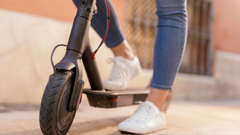 Empresa investe em ações educativas e reforça regras para garantir segurança de condutores e pedestres. Freepik