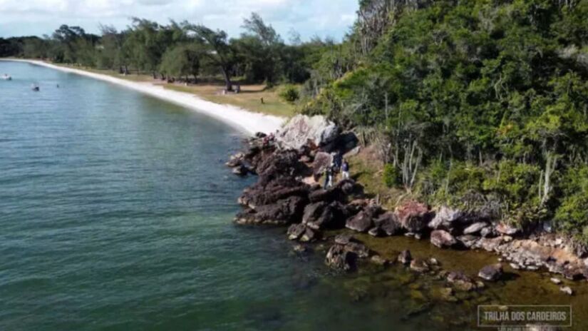 Localizada na Fazenda Roberto Marinho, em São Pedro da Aldeia (RJ), a Praia dos Cardeiros conquistou o 5&ordm; lugar no ranking internacional das melhores praias do Brasil, com nota 88. Divulgação/Prefeitura de São Pedro da Aldeia