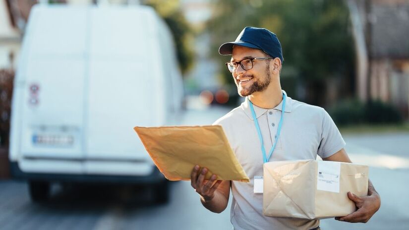Apesar do fim das correspondências, o país mantém investimentos em entregas de encomendas. Freepik/Drazen Zigic