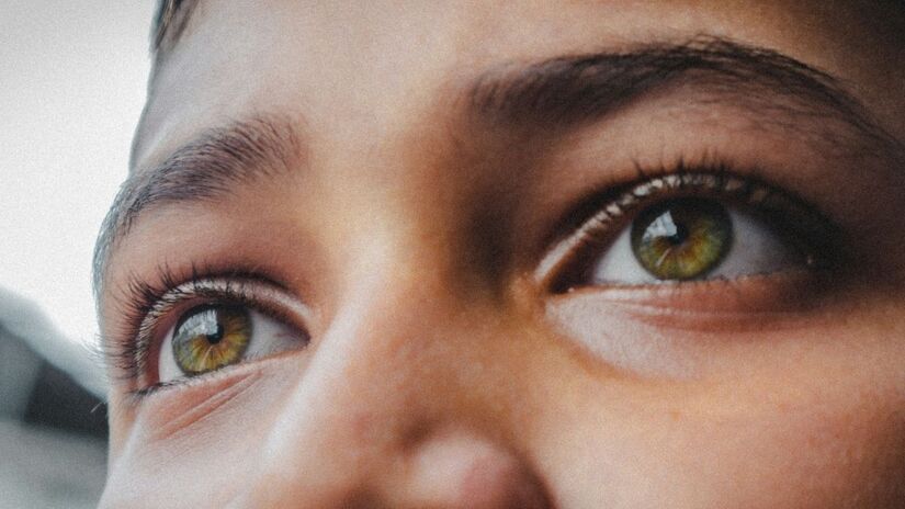 Prevenção faz a diferença: hidratação adequada, boa alimentação, sono de qualidade e ambientes com equilíbrio de umidade ajudam a reduzir os riscos da condição. Unsplash/Azmaan Baluch