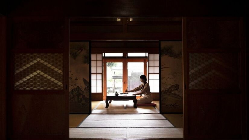 Entrada definida: no genkan, os sapatos ficam do lado de fora, impedindo que sujeira e microrganismos da rua entrem na casa