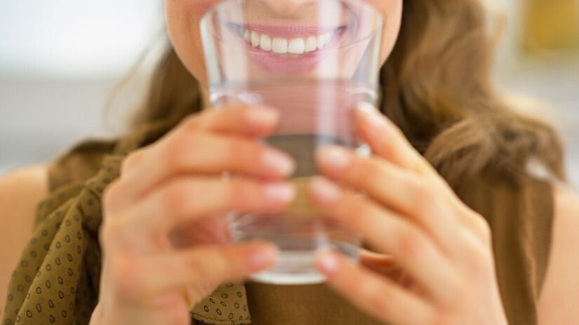 A distribui&ccedil;&atilde;o da &aacute;gua acontece por gravidade, dispensando sistemas complexos de bombeamento e reduzindo custos operacionais. Banco de imagens