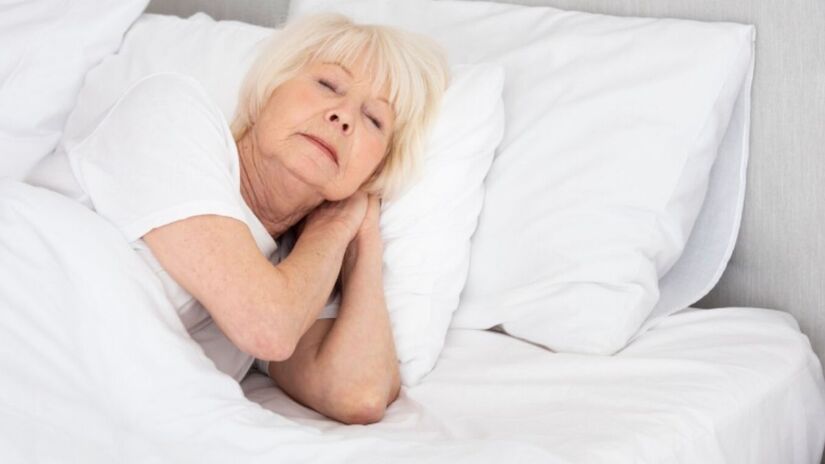 Um estudo da Universidade de Griffith, na Austrália, aponta que 24&ordm;C pode ser a temperatura ideal do quarto para melhorar o sono de idosos. Freepik