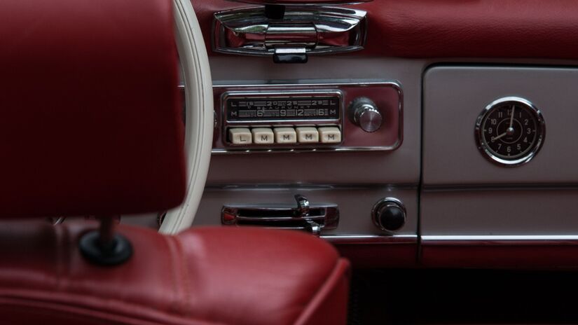 Os rádios de carro antigos marcaram época ao levar música e notícias para as estradas / Pixabay