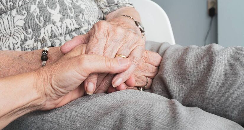 Banhos muito quentes e prolongados est&atilde;o entre os principais vil&otilde;es do ressecamento e da sensibilidade da pele em idosos /Pixabay