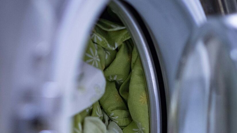 O melhor horário para lavar roupas é entre 22h e 8h, quando a demanda de energia é menor. Unsplash/Anton Savinov