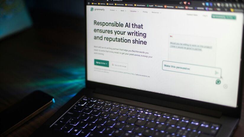 A IA avan&ccedil;a no mercado: dados da FGV e da IAB indicam que mais da metade das ferramentas tecnol&oacute;gicas ser&aacute; aplicada em Comunica&ccedil;&atilde;o e Marketing. Unsplash/Aerps.com