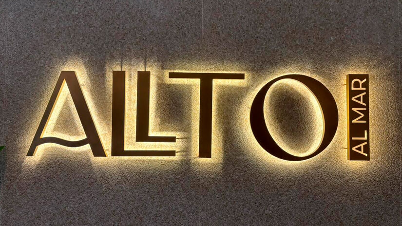 A cozinha é comandada pelo chef Victor Hugo, que assina um menu com destaque para frutos do mar e carnes nobres, sempre preparados com ingredientes selecionados e apresentação cuidadosa. Isabella Fernandes/DL