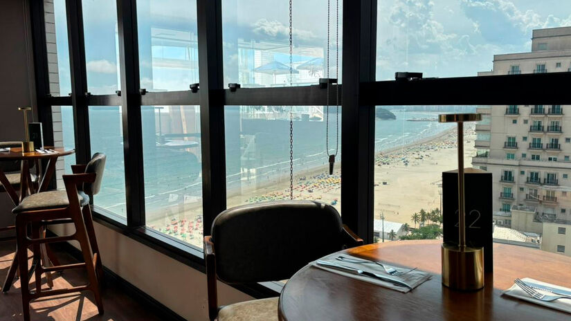 O restaurante oferece uma experiência que une gastronomia sofisticada, ambiente elegante e uma vista panorâmica da cidade.