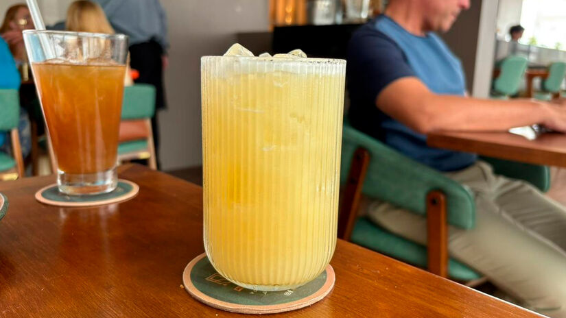 O Fiori di Sambuco (R$ 32) combina sucos de laranja-baía, limão siciliano e abacaxi, xarope de flor de sabugueiro, água de flor de laranjeira, albumina e óleo de clorofila de hortelã.