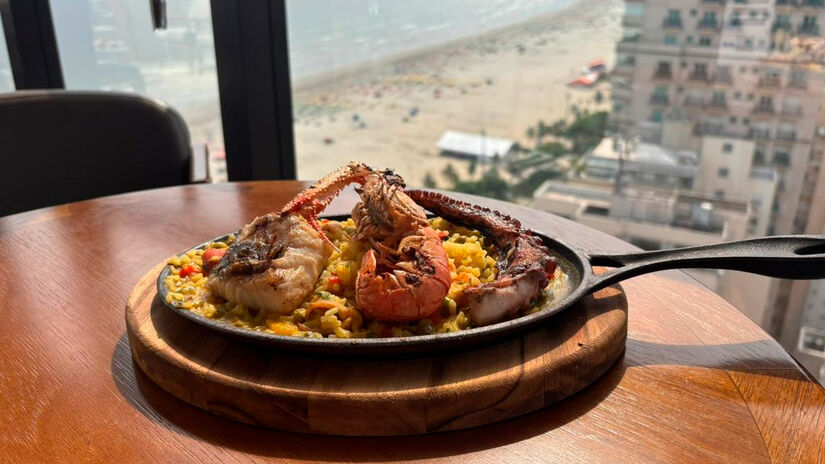 Já a Paella (R$ 133) é uma opção farta e bem servida, preparada com arroz bomba, açafrão, lula, camarão, polvo, mariscos, peixe do dia e lagostim. Isabella Fernandes/DL