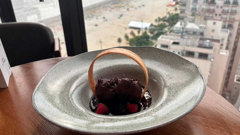 O Ferrero desconstruído (R$ 37), com ganache gianduia coberta com chocolate e pedaços de avelã, servido em um aro crocante e finalizado com frutas vermelhas frescas, avelãs assadas e calda de chocolate. Isabella Fernandes/DL