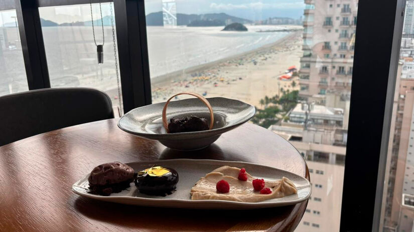 A sobremesa Irish Cream (R$ 38) é um entremet elaborado com mousse de chocolate meio amargo e Baileys, recheio de ganache de chocolate ao leite e glaçagem espelhada de cacau