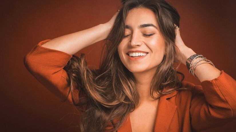 Castanho canela prova que tons escuros também rejuvenescem! Elegante e versátil, combina especialmente com subtons de oliva e valoriza cabelos curtos ou longos. Unplash/Pablo Merchán Montes