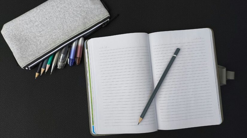Apesar dos avanços tecnológicos, estudos mostram: escrever à mão ainda é essencial para a memorização, foco e melhor compreensão do conteúdo. Unsplash/Anna Evans