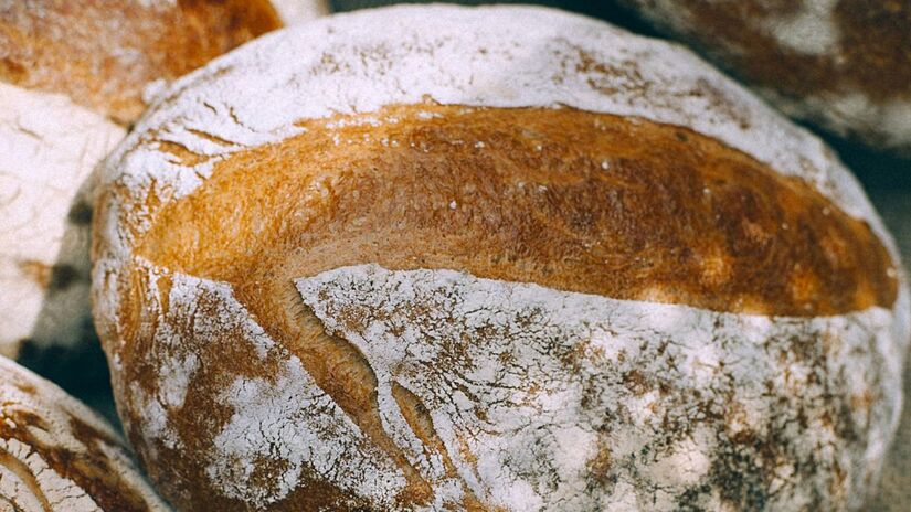 O Brasil é rico em diversidade de pães, mas nem todos oferecem a mesma qualidade nutricional, digestibilidade e aroma. Unsplash/Maria Orlova