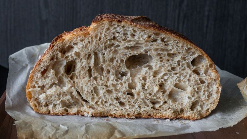 Pães com poucos ingredientes, como farinha, água, sal e fermentação natural, oferecem mais saciedade e melhor valor nutricional. Unsplash/Vicky Ng