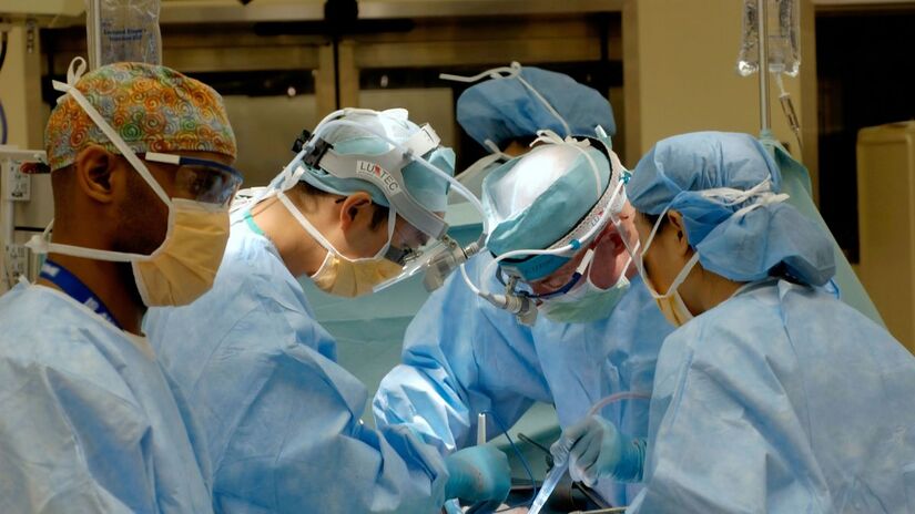 Instituições que obtiveram conceitos 1 e 2 no Enamed poderão ter restrições, incluindo a suspensão de novas vagas e impedimento de receber novos alunos. Unsplash/National Cancer Institute