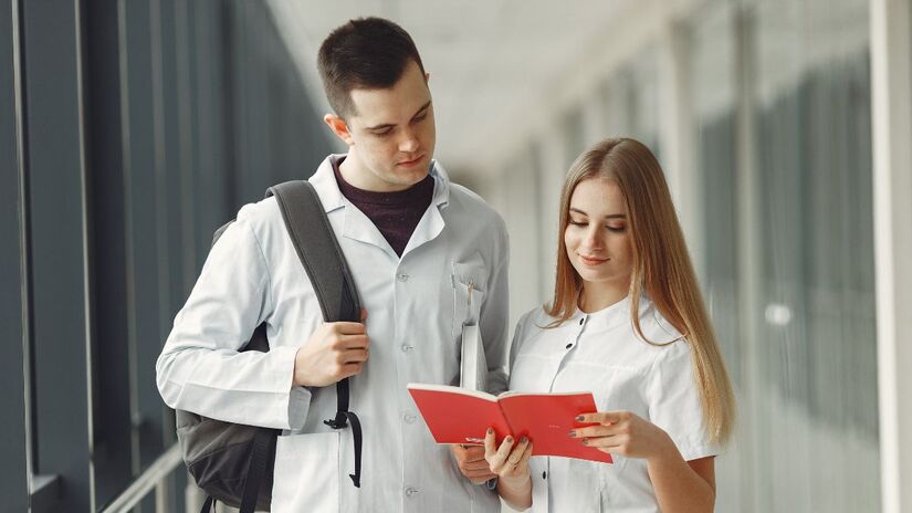 Apenas 52,7% dos estudantes de Medicina em faculdades privadas alcançaram desempenho considerado satisfatório na avaliação do MEC. Freepik/@prostooleh