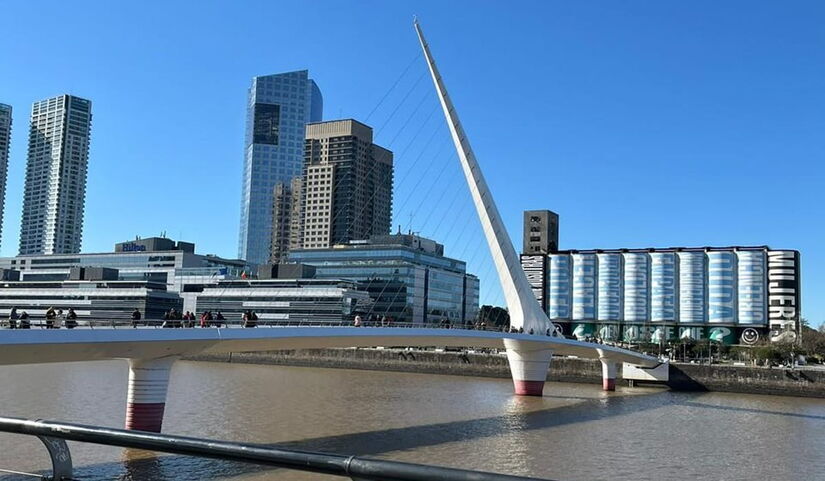Diferente de grandes avenidas turísticas, o local mantém baixo fluxo de veículos e é conhecido pelo silêncio e clima residencial. Isabella Fernandes/DL