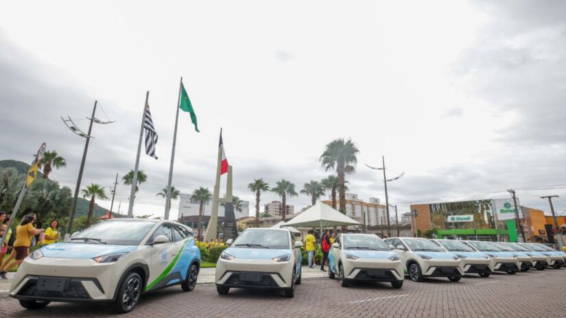 Sustentabilidade na prática: a nova frota elétrica fortalece os serviços públicos, reduz a emissão de CO e promove mais agilidade no atendimento à população. Fred Casagrande/Prefeitura de Praia Grande