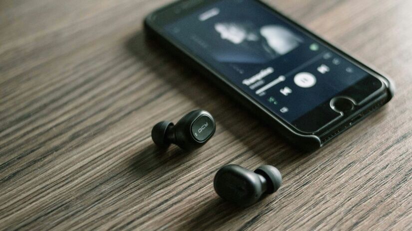 Fones Bluetooth, como os AirPods, entram no centro do alerta de seguran&ccedil;a ap&oacute;s especialistas indicarem riscos de escuta e controle remoto sem autoriza&ccedil;&atilde;o. Unsplash/Zarak Khan