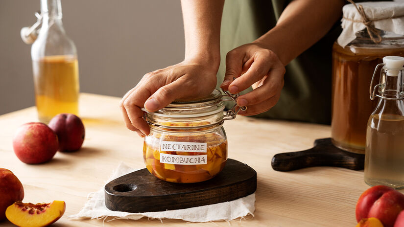 Óleos de cozinha, como azeite, dissolvem resíduos de cola sem agredir materiais sensíveis. Freepik