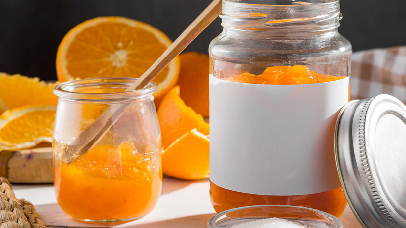 Colocar tecidos no congelador endurece a cola, permitindo que ela seja retirada com raspagem suave. Freepik