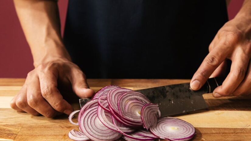 Mesmo que a cebola seja um alimento bastante consumido, cortá-las tem se tornado um desafio, por conta de causar irritações nos olhos (Ron Lach/Pexels)