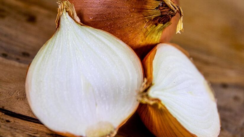 Para evitar que isso aconteça constantemente, existem diversos truques que fazem a cebola afetar os olhos, mas eles variam de acordo com a pessoa que o aplica (Magda Ehlers/Pexels)