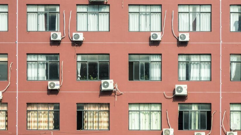 Entre os vários requisitos foram analisados as temperaturas médias ao redor nas áreas externas e internas, além do fat da tarifa média de energia no respectivo período ser de R$ 1,04 por kWh, em um mês com 30 dias (Mike van Schoonderwalt/Pexels)