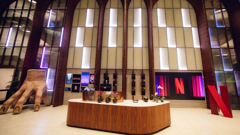 Os ambientes contam com decorações que lembram as próprias grandes produções da plataforma (Marcos Serra Lima/Netflix)