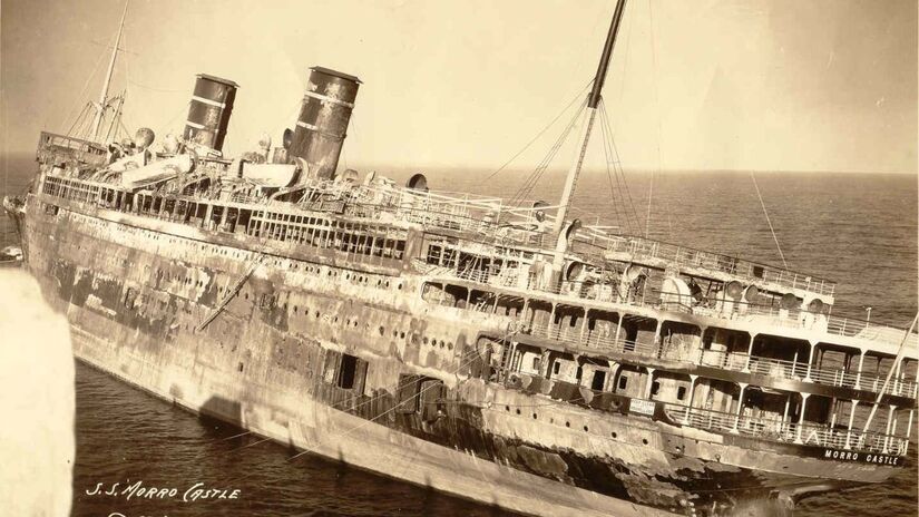 O afundamento do SS United é conduzido por profissionais conhecidos como "coveiros do mar", especialistas em naufrágios planejados