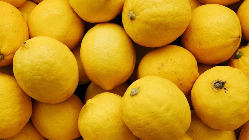 Além de auxiliar na limpeza, o método natural deixa o micro-ondas mais fresco, sendo uma alternativa simples, econômica e sustentável. Unsplash/Elena Baidak