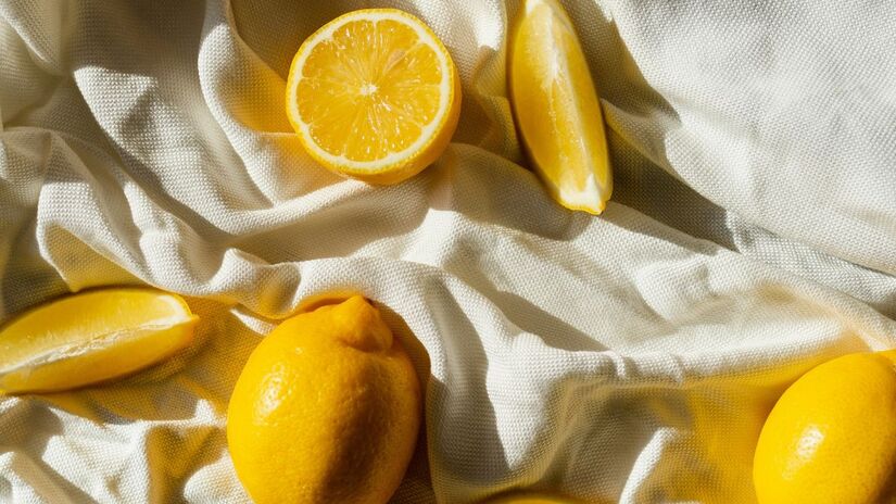 Uma fatia de limão pode ajudar a eliminar cheiros de alimentos como peixe, alho e cebola do micro-ondas, sem o uso de produtos químicos. Unsplash/Vladmir Gladkov