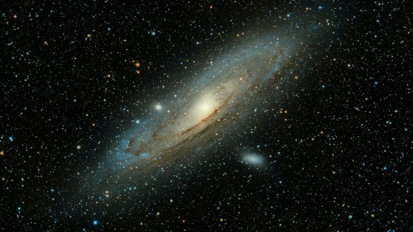 Entre as descobertas estão fusões galácticas e lentes gravitacionais, fenômenos que ajudam os cientistas a compreender a dinâmica e a estrutura do universo em larga escala. Unsplash/Guillermo Ferla
