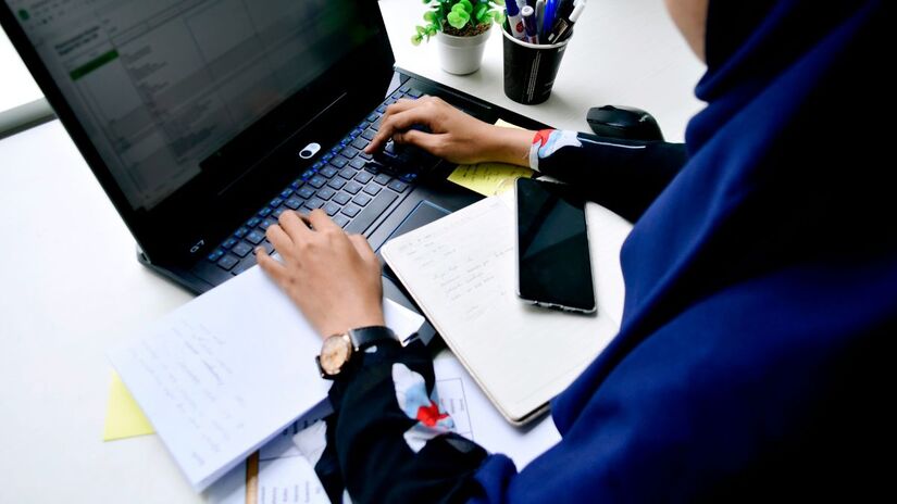 A organização do espaço de estudos é um fator determinante para a concentração e o desempenho acadêmico. Unsplash/UX Indonesia