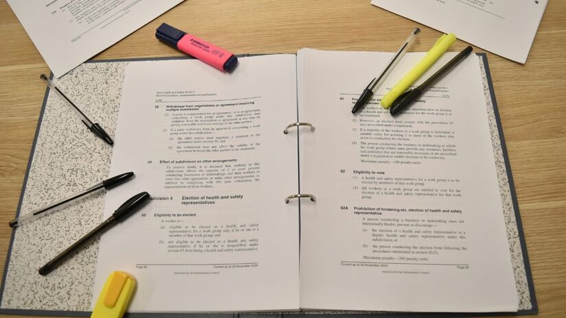 Um local organizado e livre de excessos ajuda a evitar distrações e favorece uma rotina de estudos mais produtiva. Unsplash/Sara Sanchez Sabogal