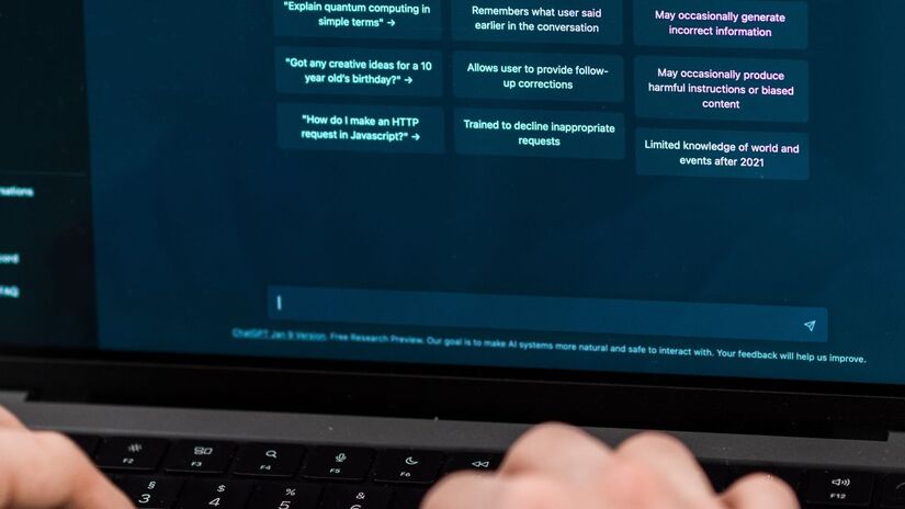 Especialistas destacam que, mesmo em um cenário cada vez mais digital, o trabalho humano segue essencial, especialmente como complemento ao uso da Inteligência Artificial. Freepik/@frimufilms
