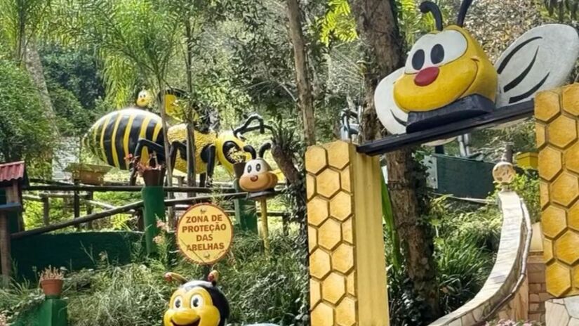 A Cidade das Abelhas dá as boas-vindas às famílias e marca o início do passeio educativo em meio à Mata Atlântica/ Reprodução Facebook/Cidade das Abelhas
