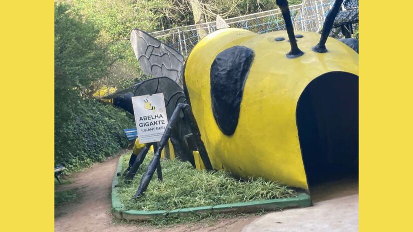 Abelha gigante - Réplica em tamanho ampliado permite que crianças entrem na estrutura e conheçam, de forma lúdica, a anatomia da abelha operária e da rainha/ Reprodução Cidade das Abelhas