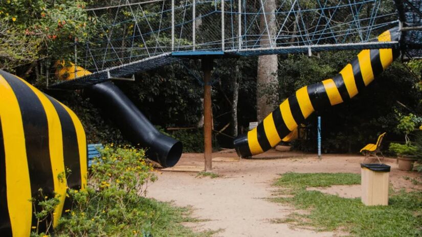 Escorregadores - Brinquedos ao ar livre complementam o passeio e garantem momentos de diversão entre uma atração educativa e outra/ Reprodução Cidade das Abelhas