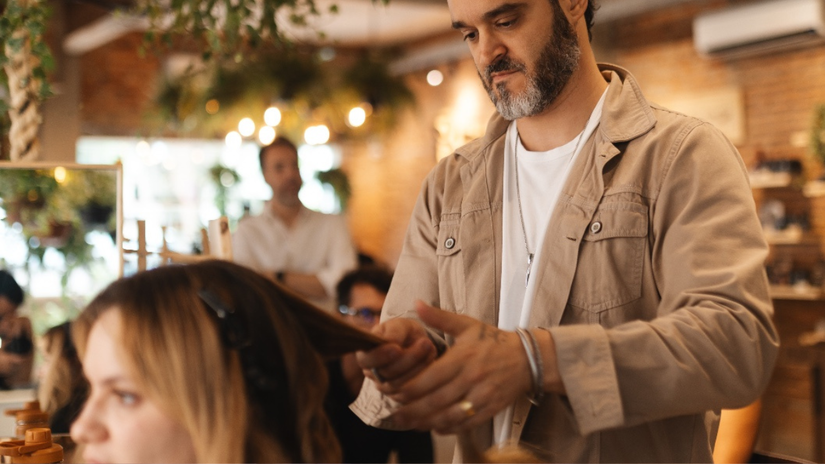 O salão utiliza produtos orgânicos e naturais, livres de químicas agressivas, e adota práticas alinhadas à preservação ambiental, como o uso de itens biodegradáveis, reutilização de água por meio de cisternas e energia limpa proveniente de fontes renováveis.