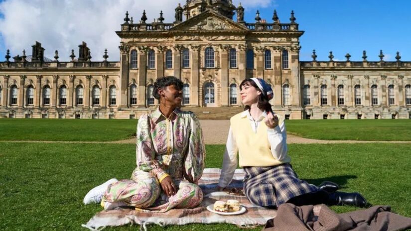 Castle Howard, em North Yorkshire, oferece o tradicional chá da tarde em meio aos seus jardins históricos. VisitBritain/Daniel Wildey