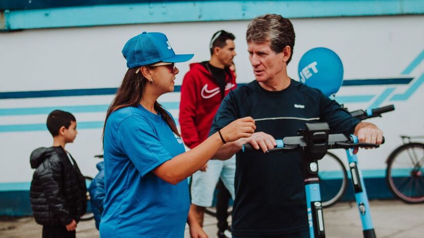 Os patinetes elétricos da JET ganham espaço como alternativa sustentável de mobilidade urbana. Divulgação