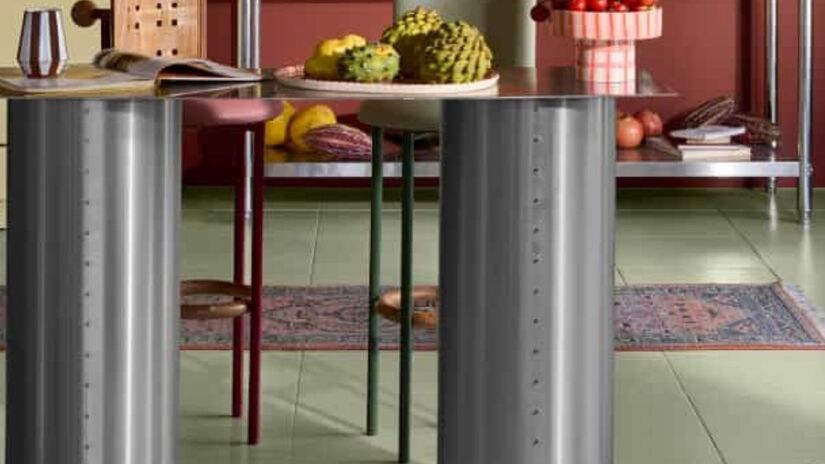 Personalização que vai além do chão
Detalhes gráficos do piso podem se repetir em móveis e objetos, criando uma decoração integrada e cheia de personalidade. /Suvinil